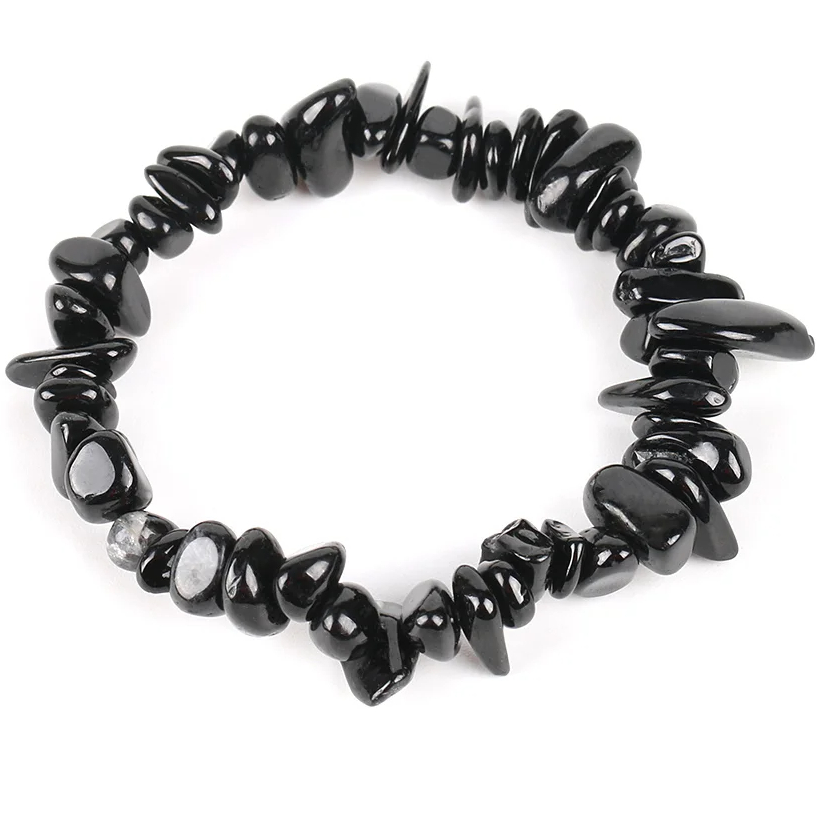 Bracelet extensible en perles de tourmaline irrégulières sur fond blanc
