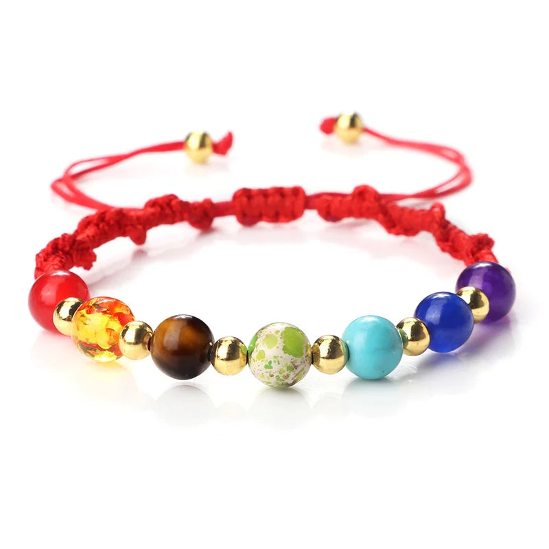 Bracelet sept chakras en pierre naturelle avec perles de cuivre sur fond blanc