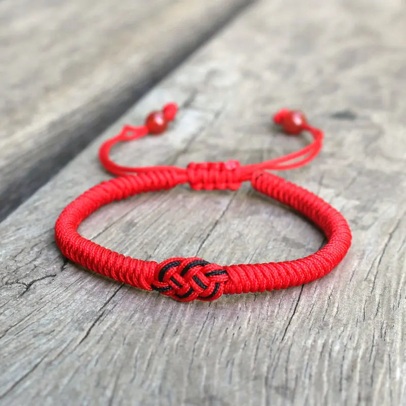 Bracelet de couple tressé de style tibétain sur fond gris