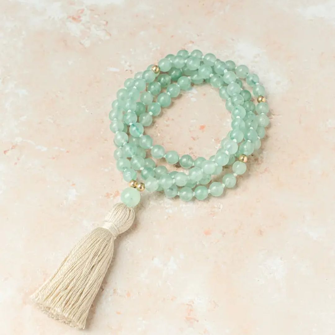 Bracelet à pampille avec perles d'aventurine sur fond beige