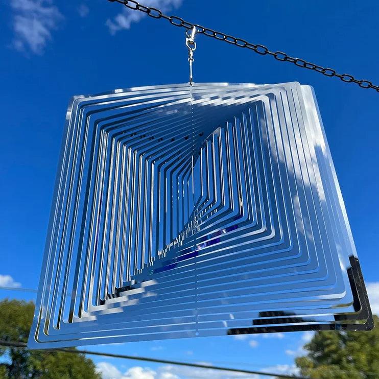 Carillon moderne avec design visuel suspendu sur fond de ciel bleu