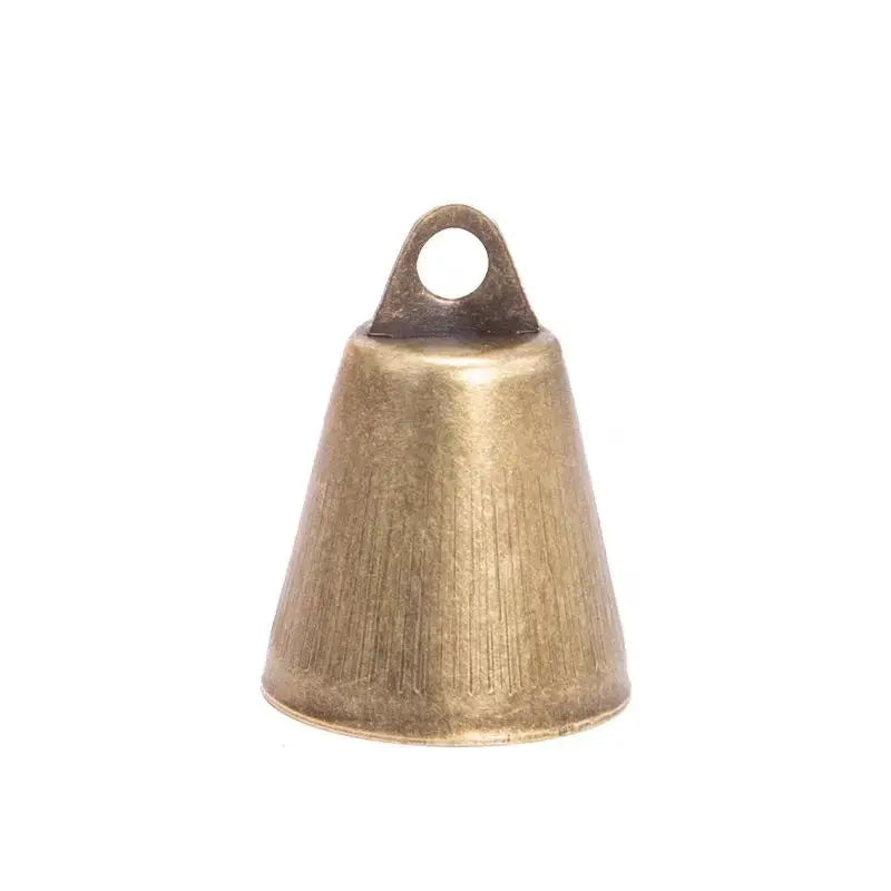 Lot de 5 Carillons dorés en forme de cloche sur fond blanc