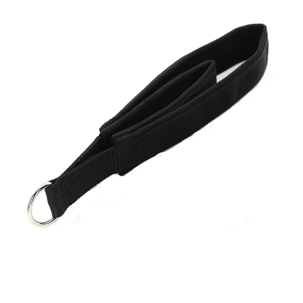 Sangle élastique noire pour yoga sur fond blanc