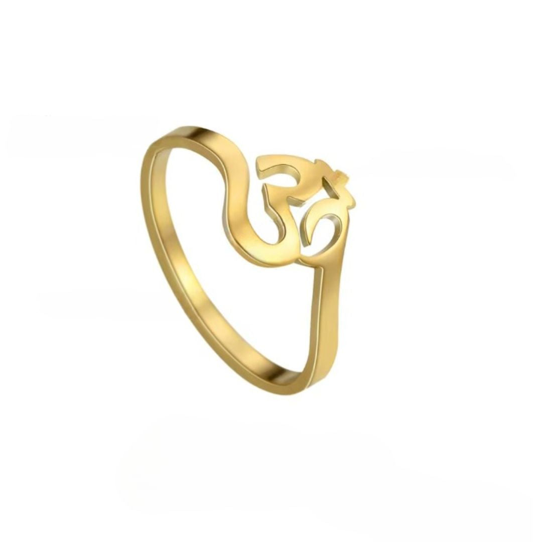 Bague Ohm Dorée en Acier Inoxydable sur fond blanc