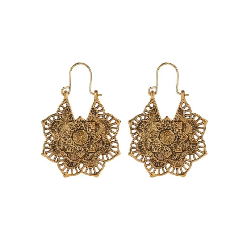 Boucles d’Oreilles Dorées avec Mandalas sur fond blanc