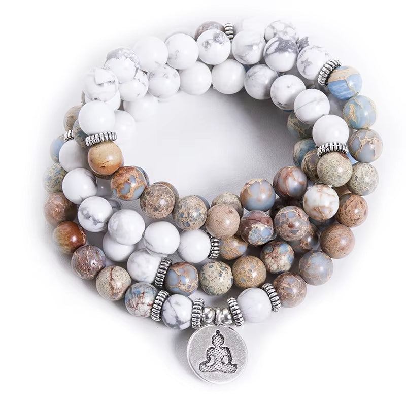 Bracelet Mala avec Perles en Pierres Naturelles sur fond blanc