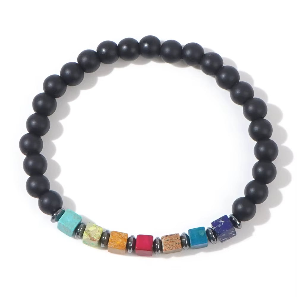 Bracelets 7 Chakras avec Pierres Naturelles Cubiques sur fond blanc