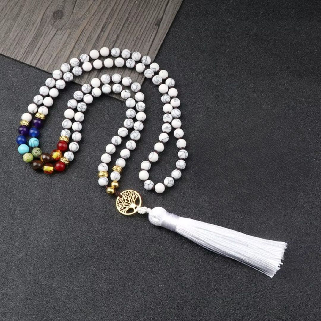 Collier 7 Chakras avec Perles Blanches sur fond gris