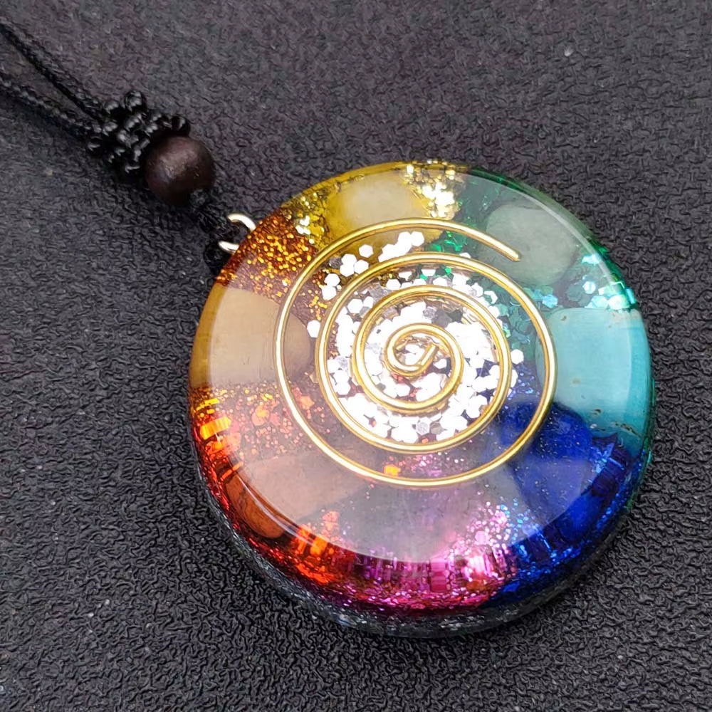 Collier Orgonite 7 Chakras avec Pierres Naturelles sur fond gris
