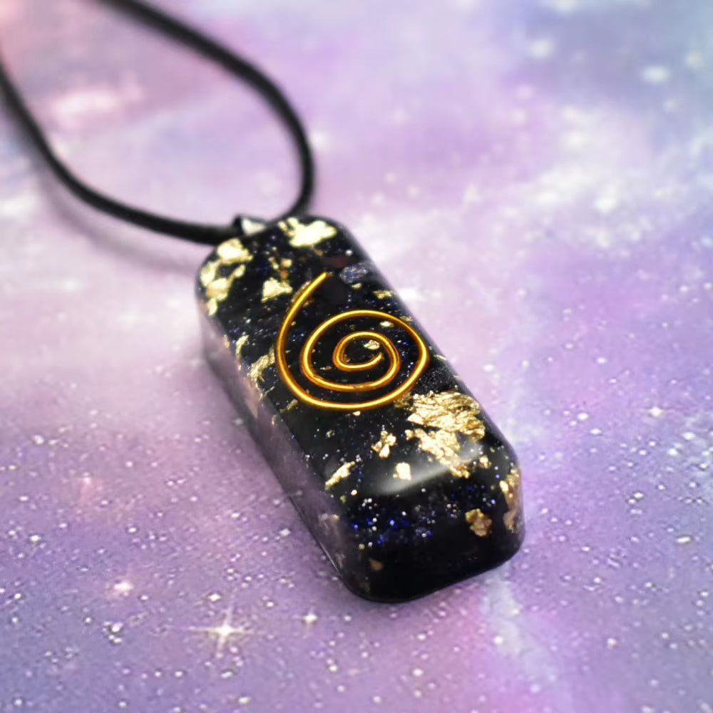 Collier Orgonite avec Pendentif en Tourmaline sur fond violet
