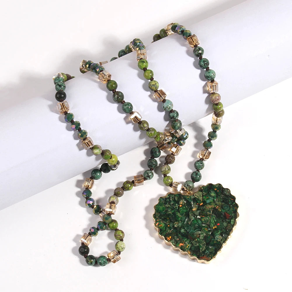 Collier bohème en pierre naturelle avec pendentif en forme de cœur