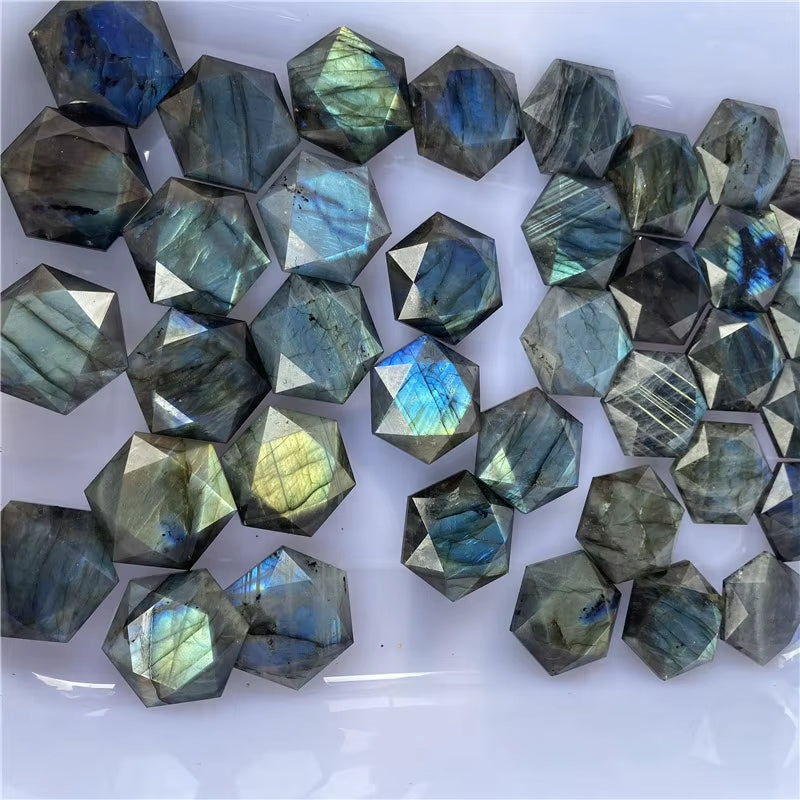 Labradorite Taillée en Forme d’Étoile