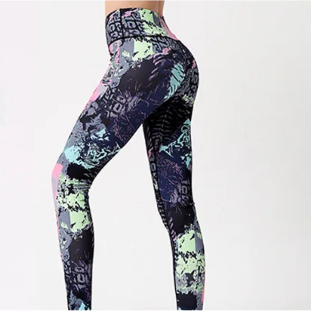 Legging Yoga Femme – Tendance et Design sur fond gris sur une femme