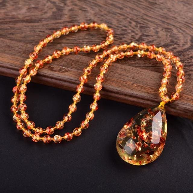 Collier en ambre ’ le piège éternel ’