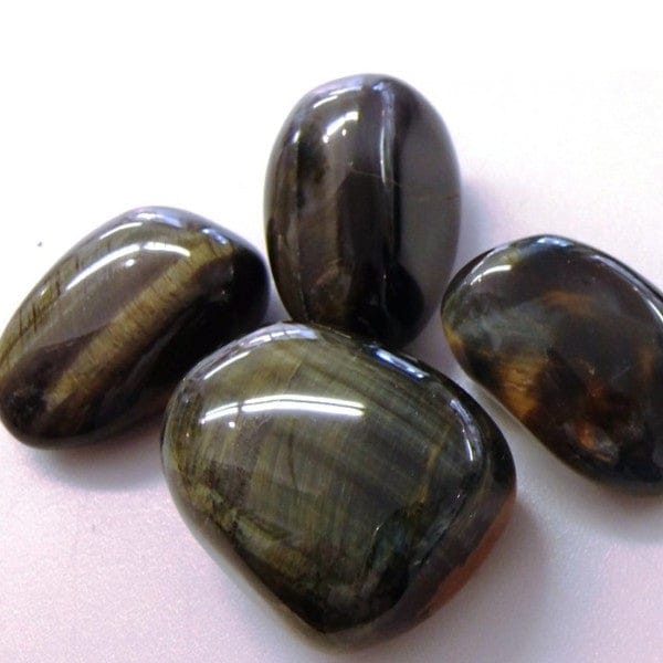Comment la pierre de lave, l’œil de faucon et la pyrite peuvent améliorer votre santé ?