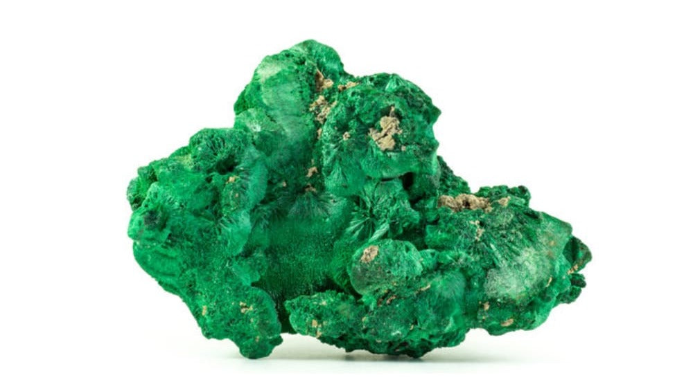 Bloc de malachite naturelle vert intense, à la surface fibreuse et veloutée, sur fond blanc