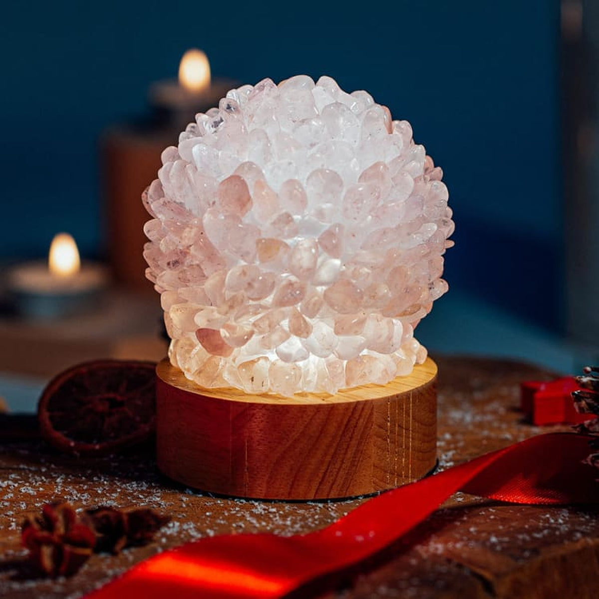 Lampe sphère rose sur socle rond brun, vue d’ambiance
