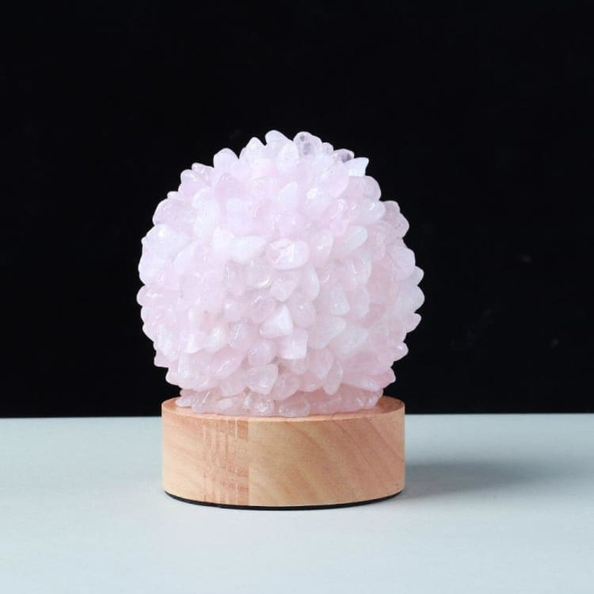 Lampe sphère rose allumée, détail des éclats translucides
