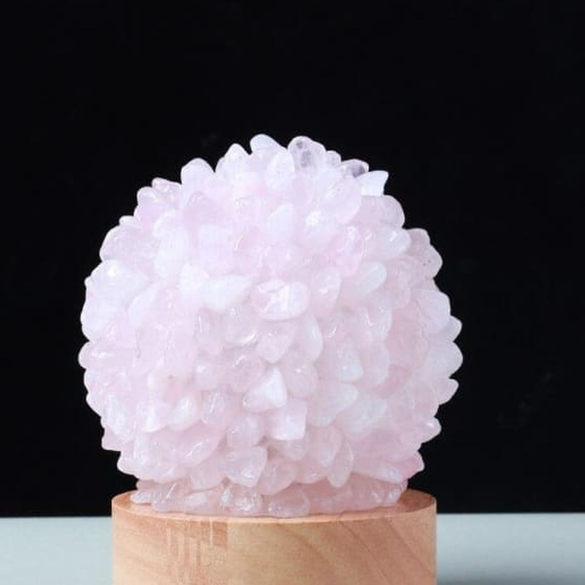 Lampe sphère rose, détail du socle rond brun