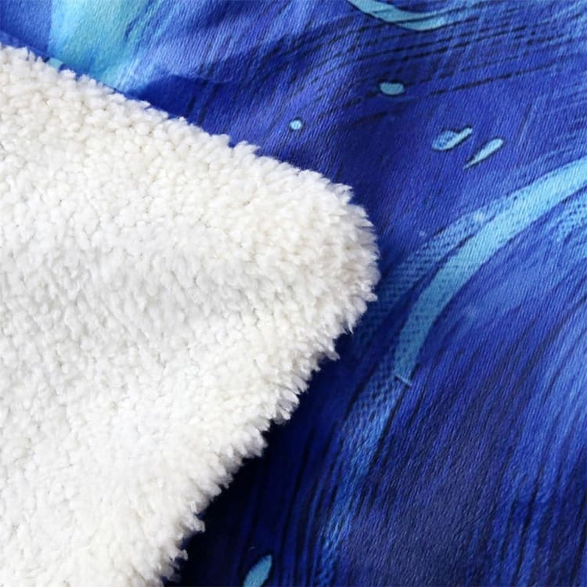 Détail de la doublure sherpa blanche ultra-douce du plaid attrape-rêves