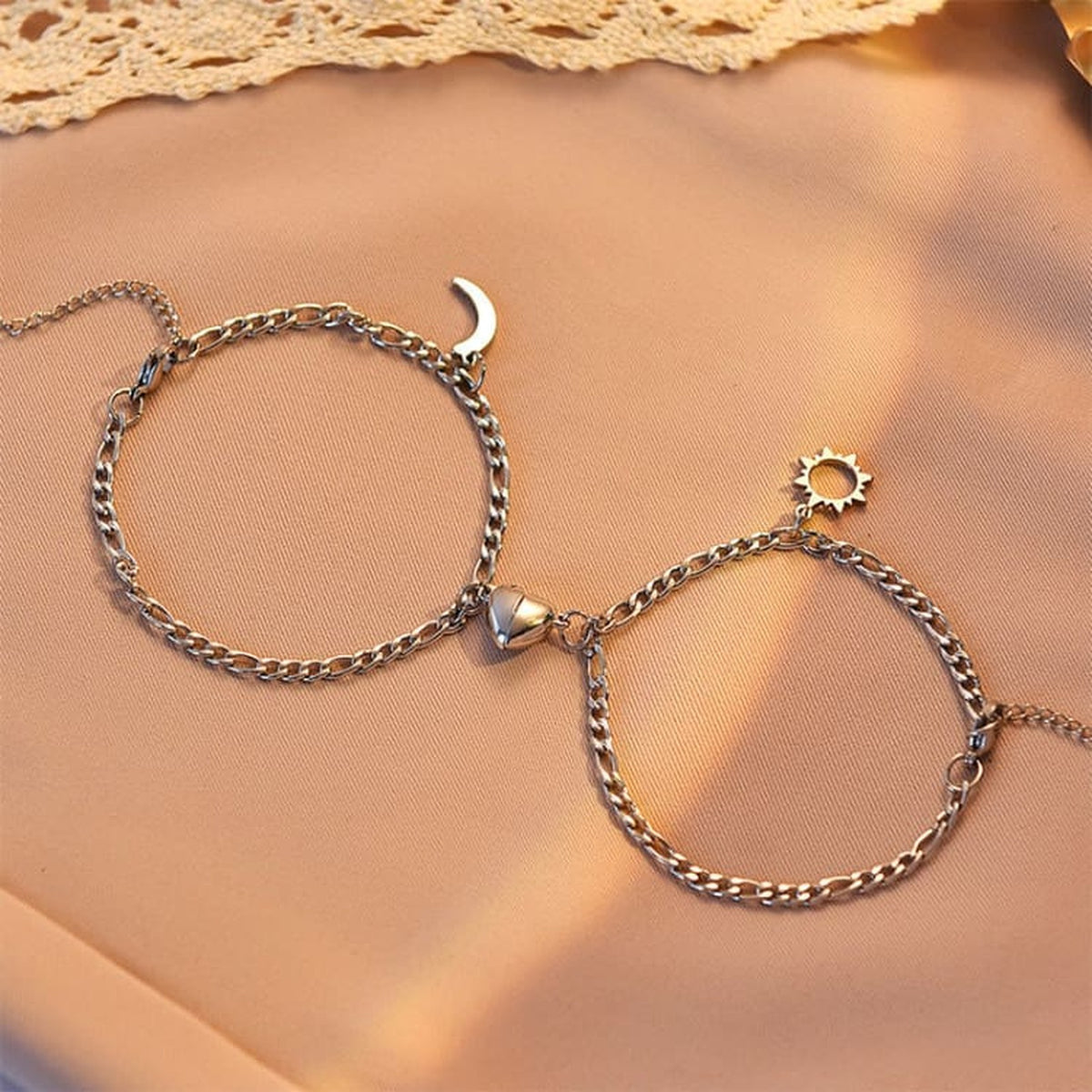 Bracelet de couple aimante soleil et lune - vue 1