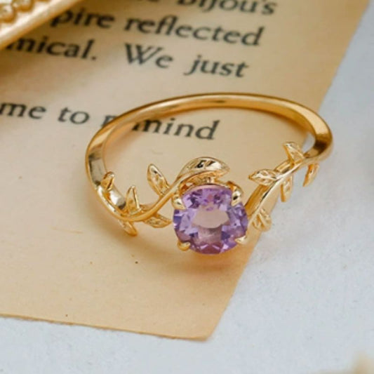 Anneau Fille de la Nature présenté sur une feuille de livre.