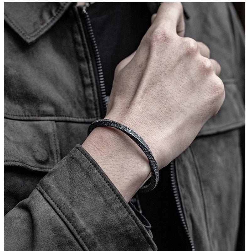 Bracelet « Puissance » en Métal Noir Martelé