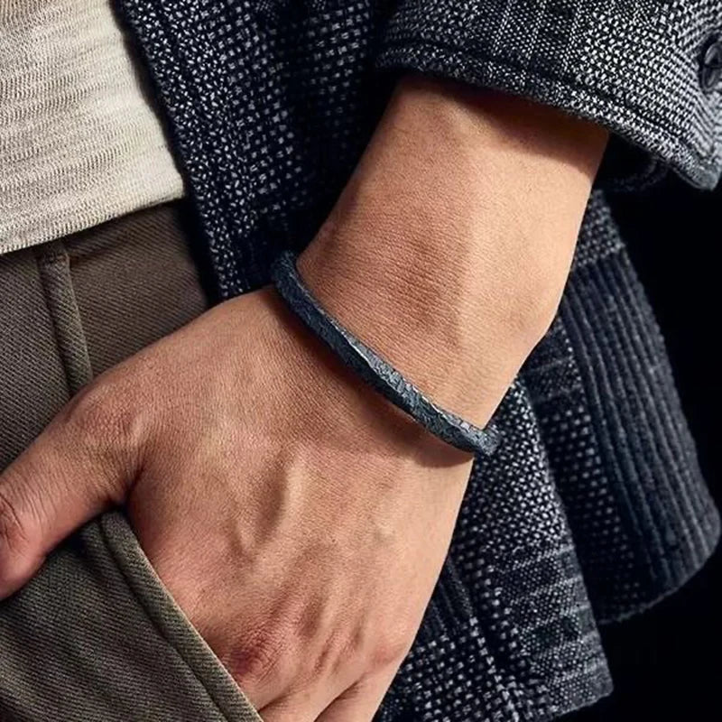 Bracelet « Puissance » en Métal Noir Martelé
