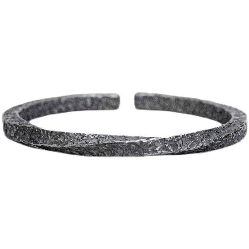 Bracelet « Puissance » en Métal Noir Martelé