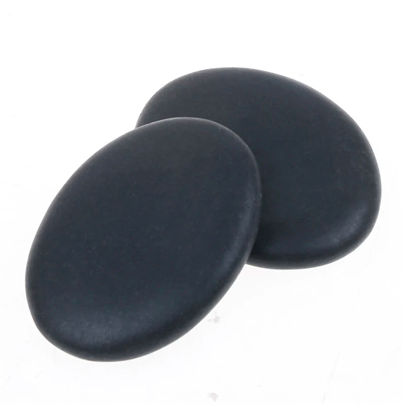 Lot de deux pierres de lave noires sur fond blanc