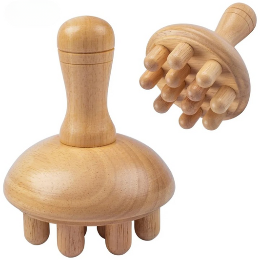 Outil de massage en bois en forme de champignon sur fond blanc