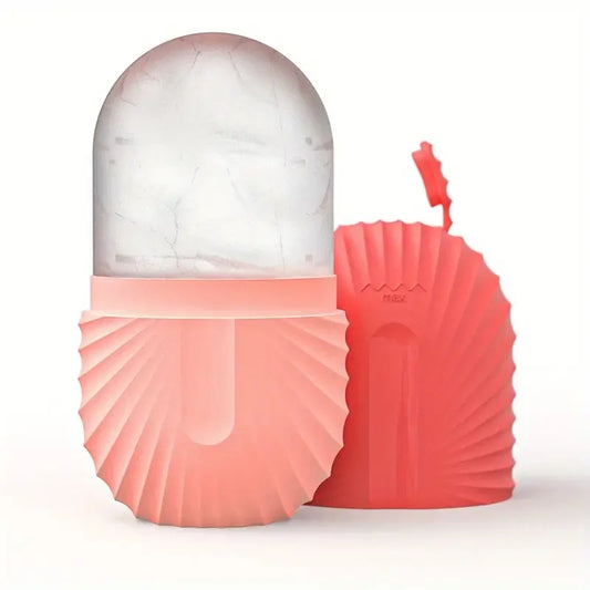 Rouleau à glace rose et transparent pour massage du visage sur fond blanc