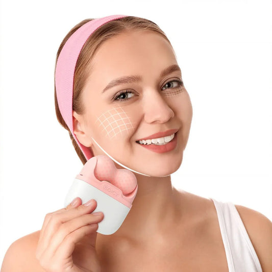 Rouleau de massage à glace double et détachable dans la main d'une femme en train de se masser le visage