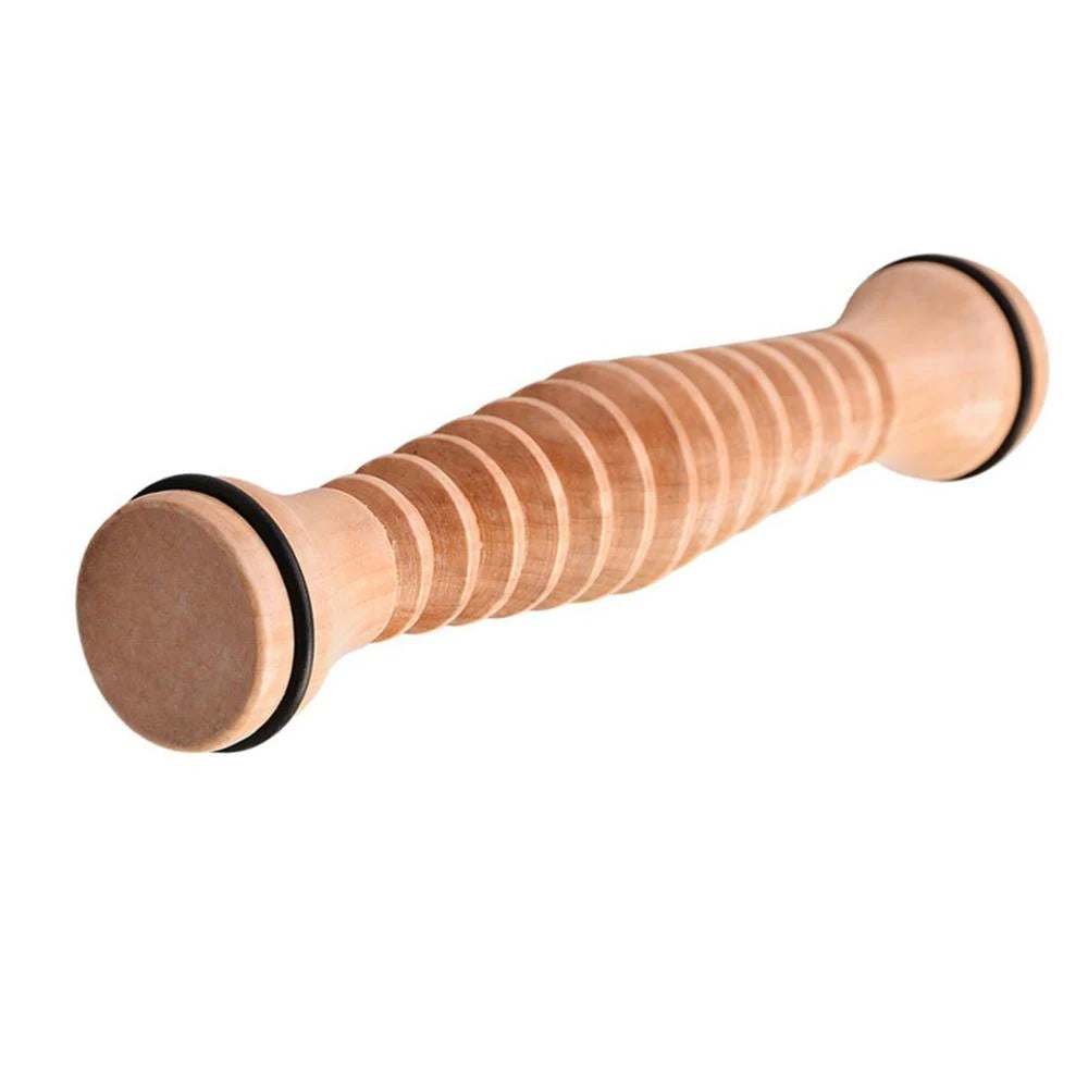 Rouleau de massage pour pieds en bois avec stries sur fond blanc