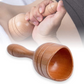 Tasse de massage en bois avec poignée dans la main d'une personne massant un dos