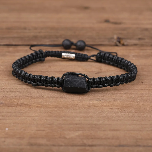 Bracelet lacé avec pierre de tourmaline de style bohème sur du bois
