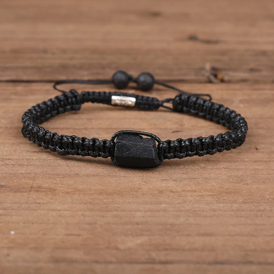 Bracelet lacé avec pierre de tourmaline de style bohème sur du bois