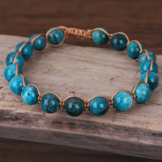 Bracelet en perles d'apatite bleue tissé à la main sur du bois