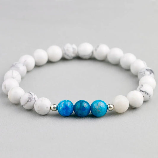 Bracelet en pierre naturelle avec perles d'apatite et de howlite sur fond gris