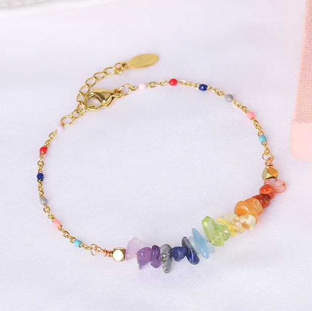 Bracelet sept chakras doré avec perles de pierre naturelle