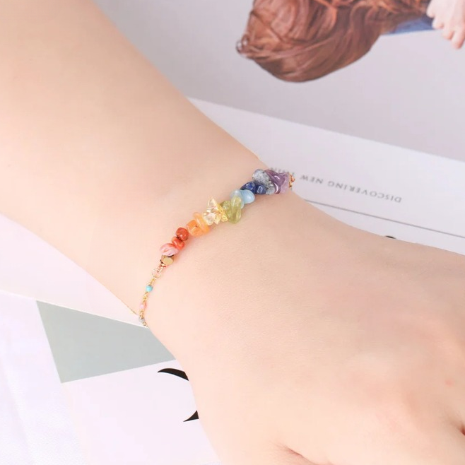 Bracelet sept chakras doré avec perles de pierre naturelle