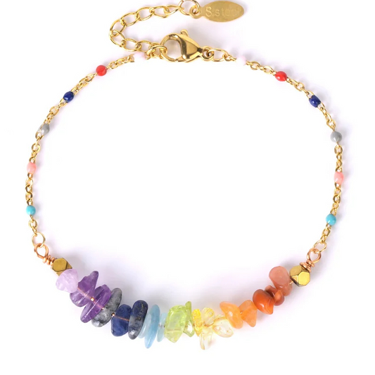 Bracelet sept chakras doré avec perles de pierre naturelle sur fond blanc