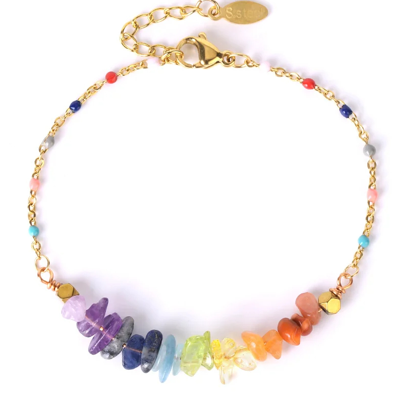 Bracelet sept chakras doré avec perles de pierre naturelle sur fond blanc