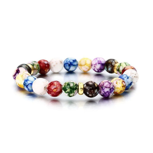 Bracelet sept chakras avec perles en pierres naturelles sur fond blanc