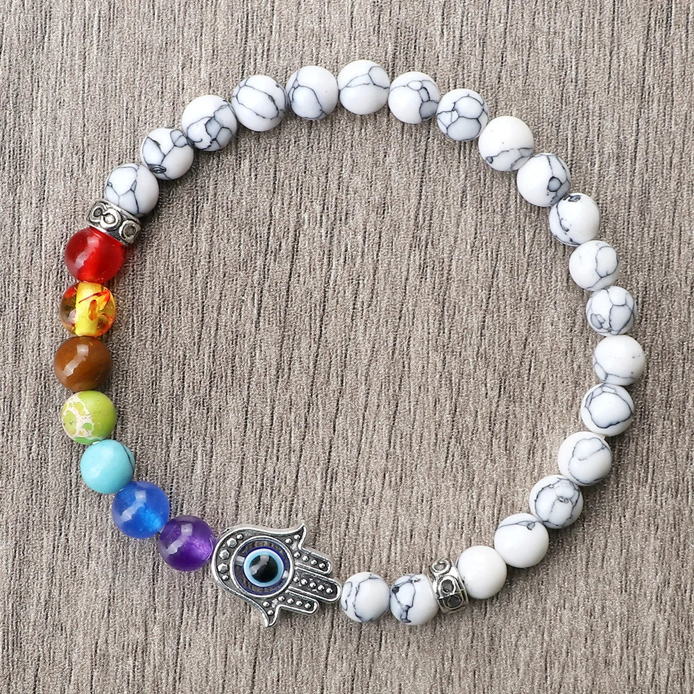 Bracelet sept chakras de style vintage avec perles de howlite sur fond gris