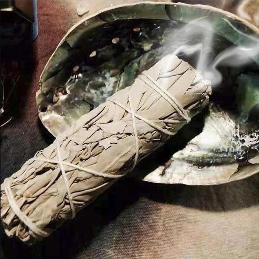 Lot de dix bâtons d'encens en saule blanche allumé au dessus d'un boul