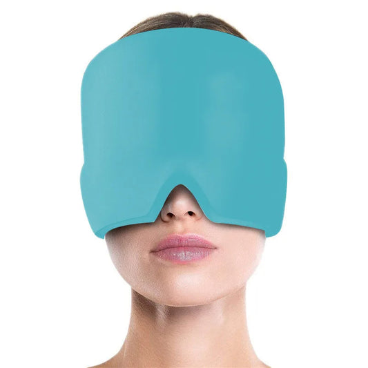 Masque anti-migraine froid à compression sur une femme sur fond blanc