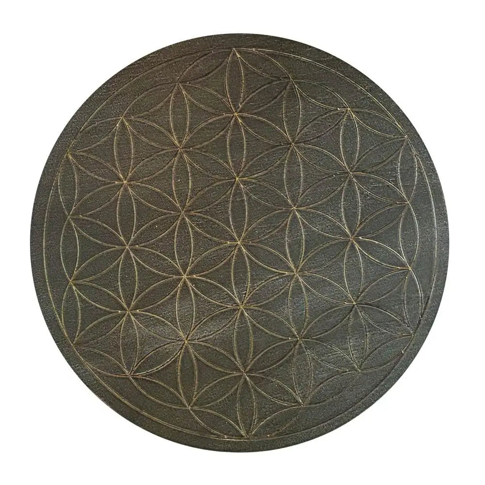 Plaque énergisante au design fleur de vie en bois sur fond blanc