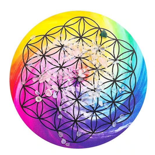 Plaque énergisante au design fleur de vie multicolore sur fond blanc avec des cristaux dessus