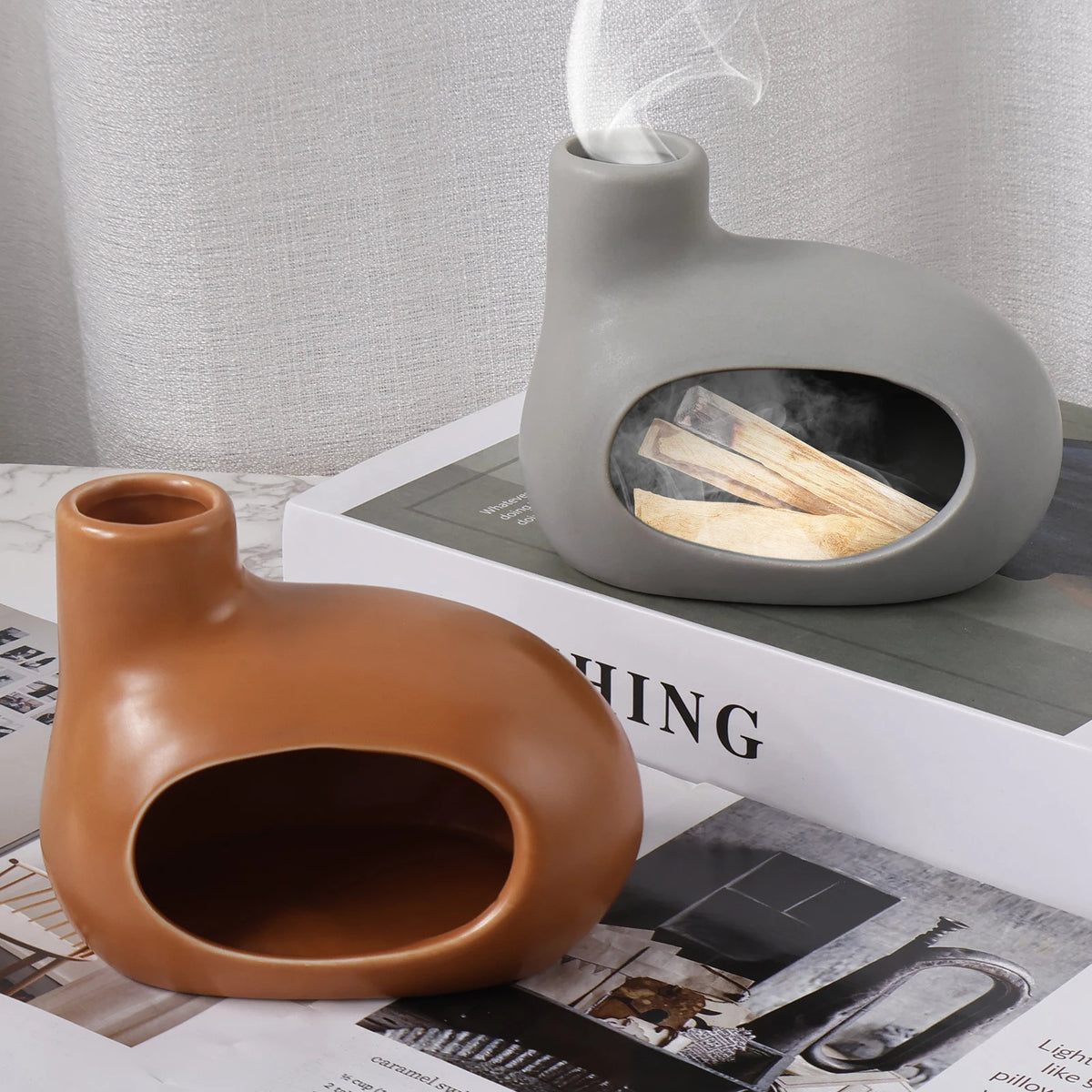 Lot de deux portes encens avec petite cheminée sur des livres